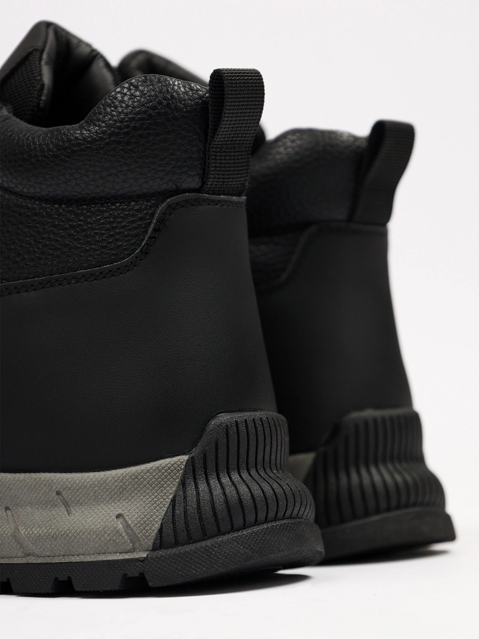 Ботинки черного цвета на контрастной рельефной подошве